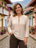 Blusa con pechera en pico y tiras entrelazadas