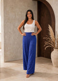 Pantalón recto con pretina delantera en V