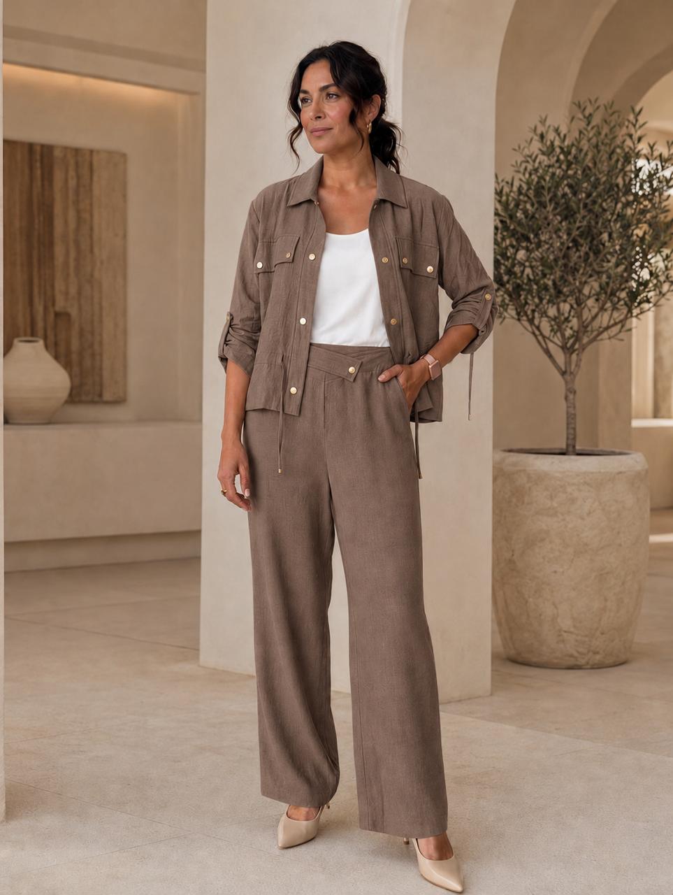 Pantalón bota recta, con pretina sobrepuesta