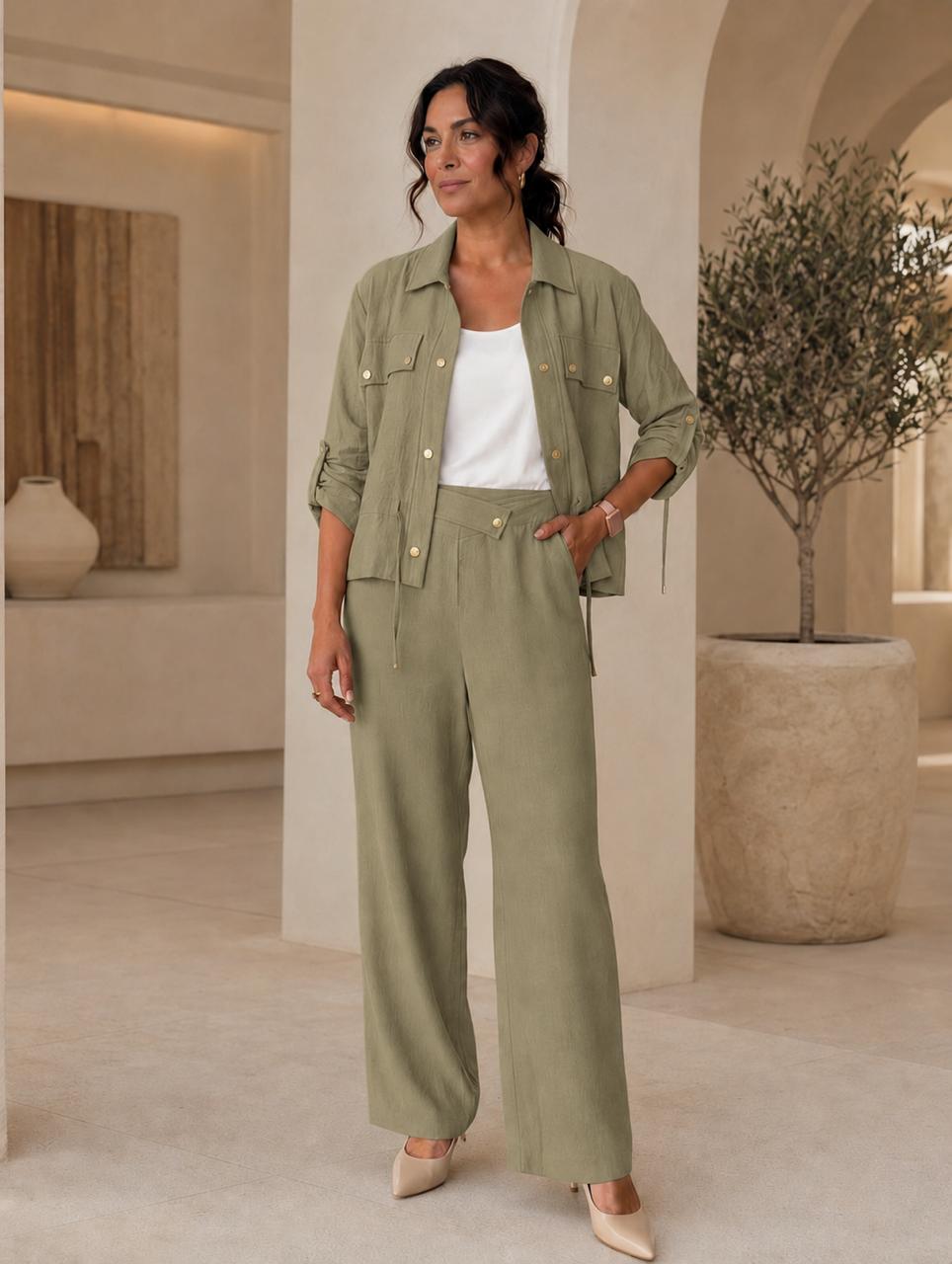 Pantalón bota recta, con pretina sobrepuesta