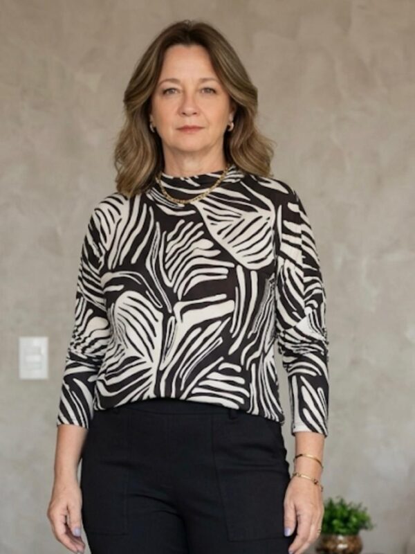 BLUSA CUELLO ALTO ESTAMPADO