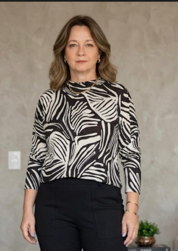 BLUSA CUELLO ALTO ESTAMPADO